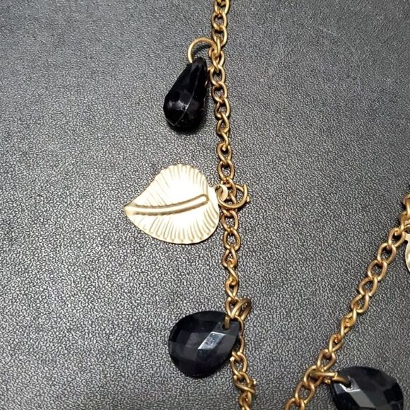 Gold tone necklace with black beads - Picture 5 of 11
